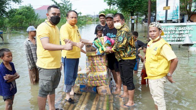 Peduli Sesama, Tim Golkar Peduli Bantu Korban Banjir di Makassar