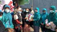 Naoemi Octarina Arahkan Kader PKK Salurkan Bantuan di Dua Titik Pengungsi Banjir di Makassar