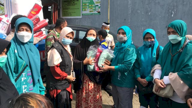 Naoemi Octarina Arahkan Kader PKK Salurkan Bantuan di Dua Titik Pengungsi Banjir di Makassar