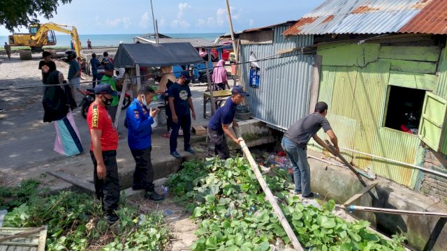 Pembersihan drainase Kabupaten Bulukumba, Sulsel, Jumat (12/3).
