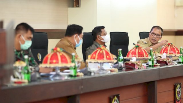 Rapat Koordinasi dengan Pemerintah Provinsi Sulsel terkait kedatangan Presiden RI meninjau Festival Vaksin, Senin (15/3/21). 