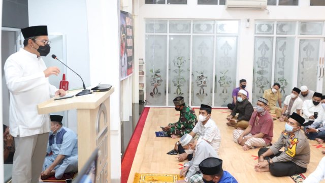 Danny menghadiri perayaan isra miraj nabi muhammad SAW di masjid H. Hamarung, jalan Singa Lorong II, Senin, (15/3/21).