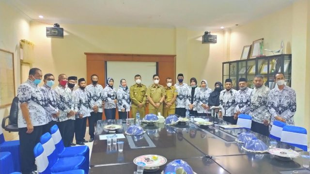 Pengurus PGRI diterima oleh Bupati Muchtar Ali Yusuf dan Wakil Bupati A Edy Manaf didampingi Kadis Pendidikan dan Kebudayaan, Akhmad Januaris, di Ruang Rapat Bupati, Selasa 16 Maret 2021.
