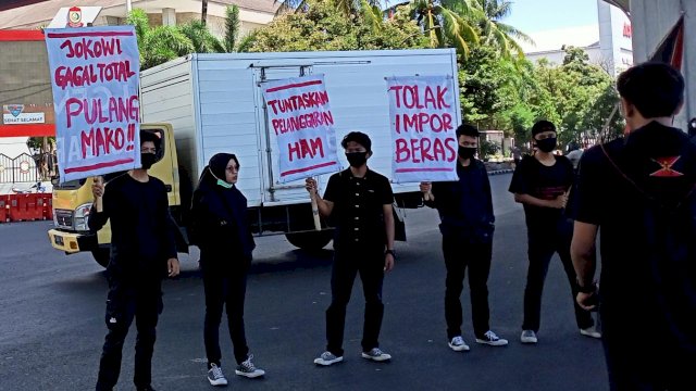 Aksi unjuk rasa menyambut kadatangan Presiden Jokowi di Makassar, Kamis (18/3).