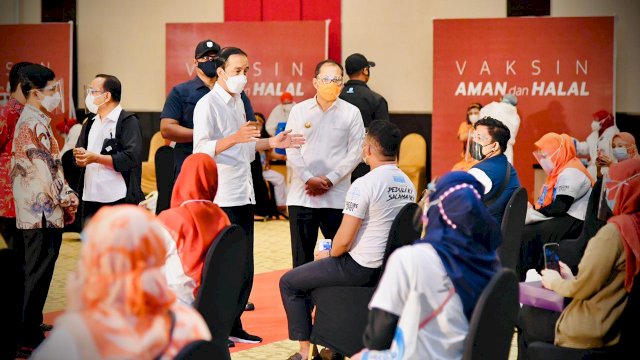 Jokowi bersama Danny Pomanto, (trotoar.id).