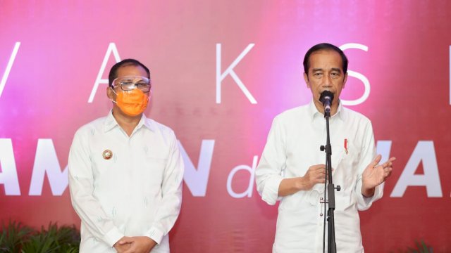 Presiden Tinjau Vaksinasi Massal Bagi para Guru di Makassar