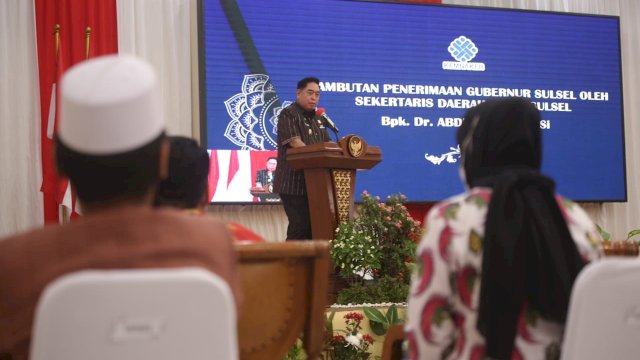 Sekretaris Provinsi Sulsel Abdul Hayat Gani, Memberikan Sambutan saat mndampingi Menteri Ketenagakerjaan