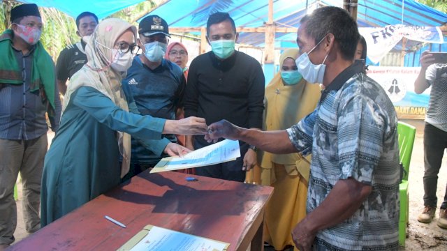 Bupati Luwu Utara Indah Putri Indriani Menyerahkan Kunci Hunian Rumah Bagi Warga Korban Banjir Bandang 