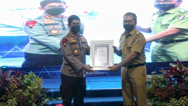 Saat Kapolda Sulsel memberikan penghargaan kepada Danny Pomanto, [trotoar.id].