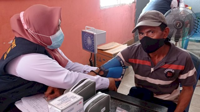 Vaksinasi Covid-19 bagi para pedagang pasar di Makassar, (trotoar.id).