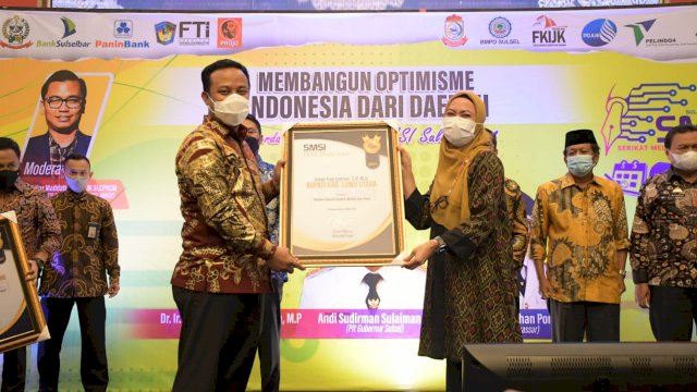 Kepala Daerah Peduli Media, IDP Raih Penghargaan dari SMSI
