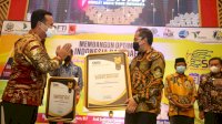 Wali Kota Makassar Raih Penghargaan Peduli Media dan Pers dari SMSI