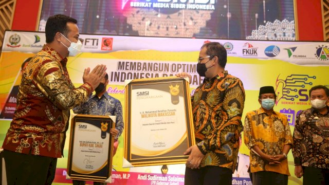 Saat Danny menerima penghargaan sebagai kepala daerah peduli media dan pers.