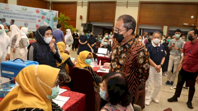 Komunitas Tzu Chi Indonesia yang melakukan vaksin massal secara mandiri di Makassar Golden Hotel (MGH), Sabtu (27/3/21). 