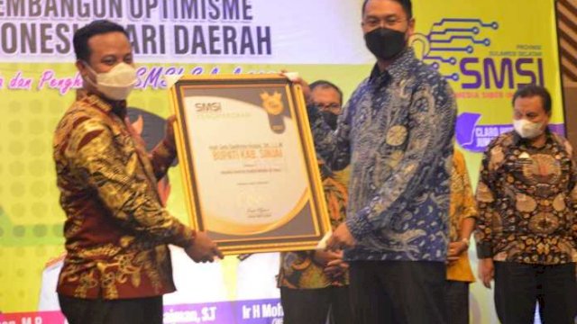Bupati Sinjai saat menerima penghargaan sebagai kepala daerah yang memiliki kepedulian terhadap kehidupan pers dan media, (diserahkan oleh Plt Gubernur Sulsel). [trotoar.id].