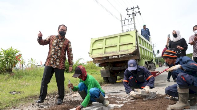 Danny Turun Langsung Tinjau Penambalan Jalan Metro Tanjung Bunga