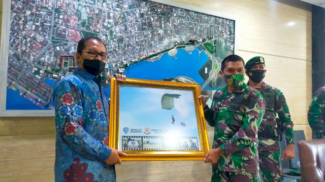 Raider 3 Kostrad yang hadir bersilaturahim di Kediaman Wali Kota Makassar, Jalan Amirullah, Selasa (30/3/2021).
