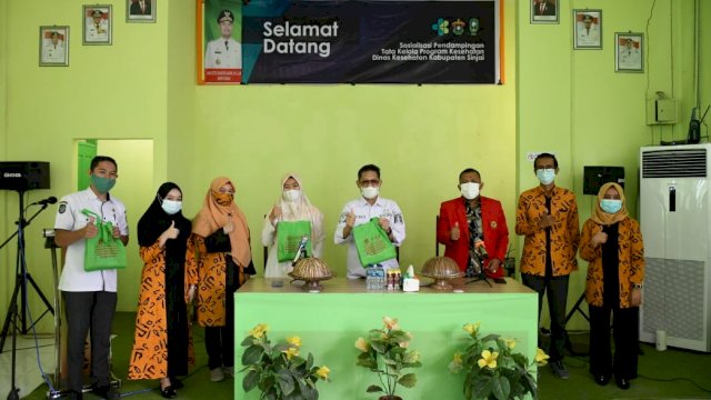 Pertemuan Dinkes Sinjai resmi dibuka oleh Sekretaris Daerah (Sekda) Drs. Akbar, Rabu (31/3/2021).
