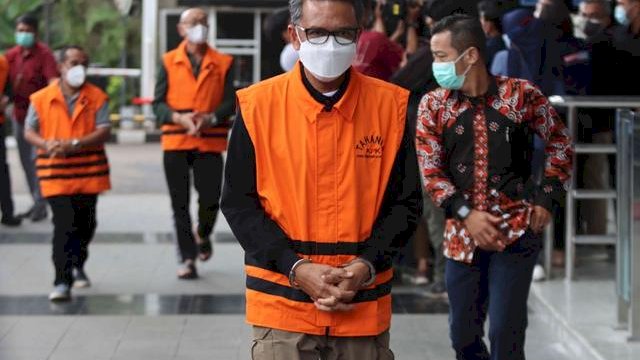 Dengan Tangan terborgol, dan Mengenakan Baju Tahanan Gubernur Sulsel Nonaktif Nurdin Abdullah Hadir di Gedung KPK Untuk menjalani Pemeriksaan Perdana Setelah di Tetapkan Sebagai Tersangka. 