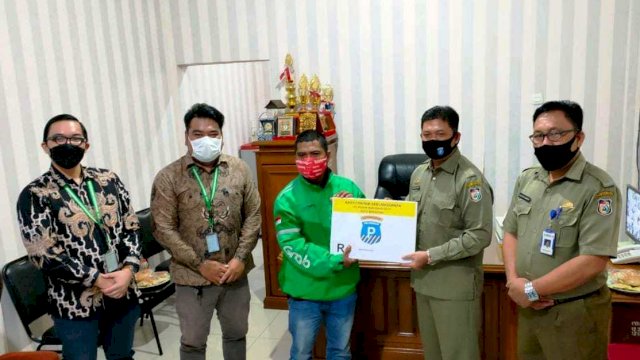 Perusahaan Daerah Parkir Makassar Raya menjalin kerjasama dengan operator ojek online Grab meluncurkan Program Parkir Berlangganan untuk Mitra Grab. Kerjasama tersebut sebagai salah satu layanan parkir tepi jalan yang ada di Kota Makassar.