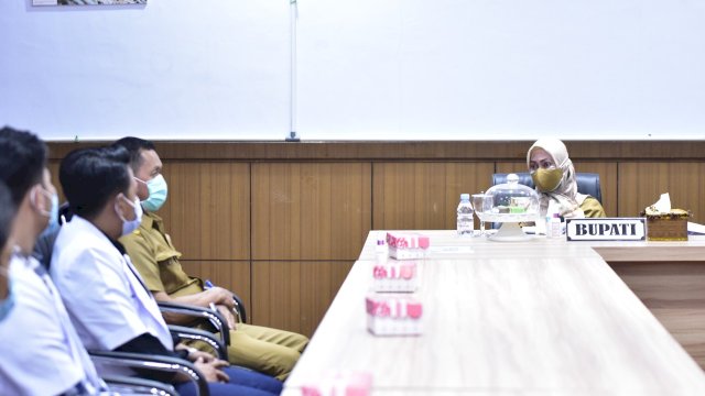 Bupati Luwuw Utara Indah Putri Idnriani menggelar Rapat Bersama Sejumlah Dokter dalam Rangka Menyukseskan Prograam Vaksinasi Tahap ke II 