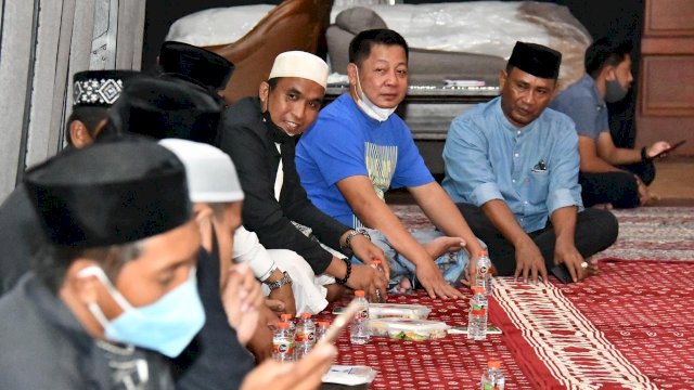 Ketua DPW Nasdem Sulsel Berbaju Biru Menggelar Dzikir dan Doa Bersama Di Hari Ulang Tahun ke 48 