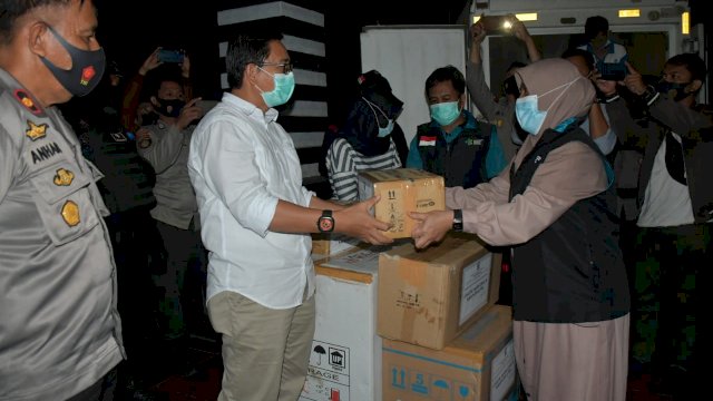 Wakil Bupati Luwu Utara Suaib mansyur Menerima Ribuan Vaksin Covid-19