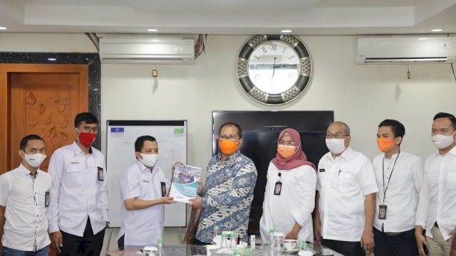 Ombudsman Makassar sebagai pengawas internal pemerintahan kota Makassar melaporkan kinerjanya kepada Wali Kota Makassar, Ramdhan &ldquo;Danny&rdquo; Pomanto, di kediamannya, di Amirullah, Rabu (3/3/21).