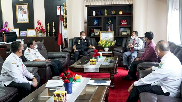 Bupati Luwu, Dr H Basmin Mattayang, melakukan Pelaporan SPT Tahunan PPh orang pribadi tahun 2020 secara e-filing di ruang kerjanya, Kompleks Perkantoran Bupati Luwu, Kelurahan Senga Kecamatan Belopa, Kamis (4/3/2021).