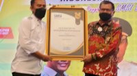 Rektor UNM Raih Penghargaan Akademisi Peduli Media dan Pers dari SMSI