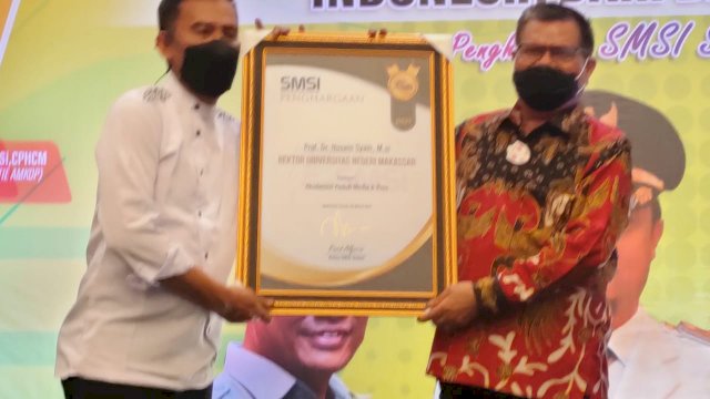 Rektor UNM Makassar Prof Husain Syam menerima Penghargaan dari SMSI yang diserahkan oleh Ketua PWI Sulsel 