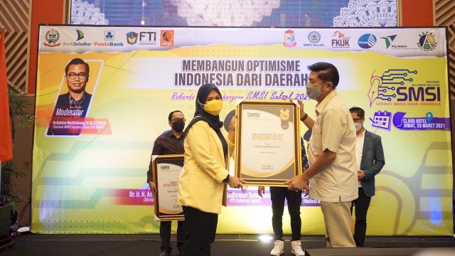 Ketua DPRD Sulsel Andi Ina Kartika Sari Menerima Penghargaan Sebagai Politisi Peduli Media Dari SMSI Sulsel 