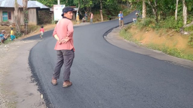 Pengaspalan jalan di Dusun Soppeng, Desa Turungan Baji, beberapa waktu lalu. [trotoar.id].