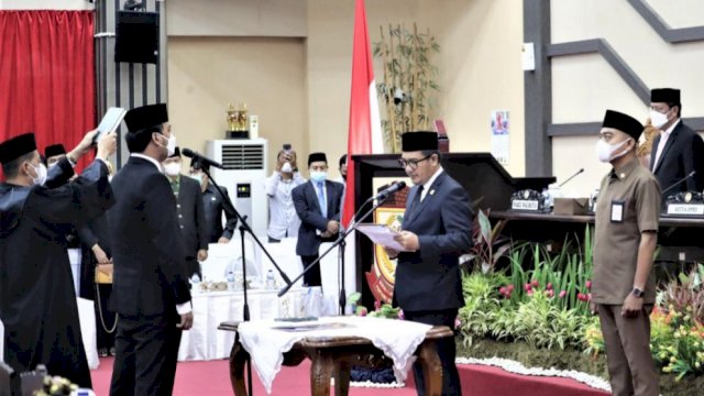 Pelantikan Syukran Kahfi sebagai PAW, di Ruang Rapat Paripurna DPRD Makassar, Sabtu (3/4/2021).