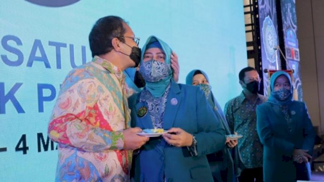 Danny Cium Ketua PKK Makassar