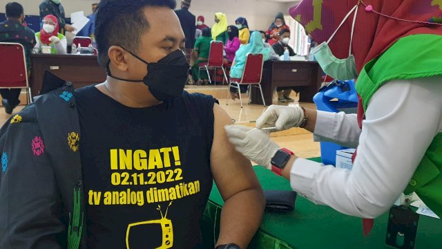 Kota Makassar Vaksin 500 Pekerja Media Penyiaran di Peringatan Harsiarnas