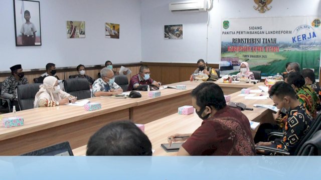 Indah Pimpin Sidang Panitia Pertimbangan Landreform Redistribusi Tanah