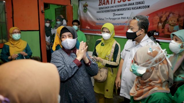 FK Unhas kolaborasi bersama Tim Penggerak PKK Makassar gelar Bakti Sosial di dua kecamatan yakni Kecamatan Tamalate dan Kecamatan Mariso, Kamis (1/04/2021).
