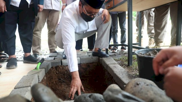 Danny melakukan peletekan batu pertama, Jumat (2/3/2021).
