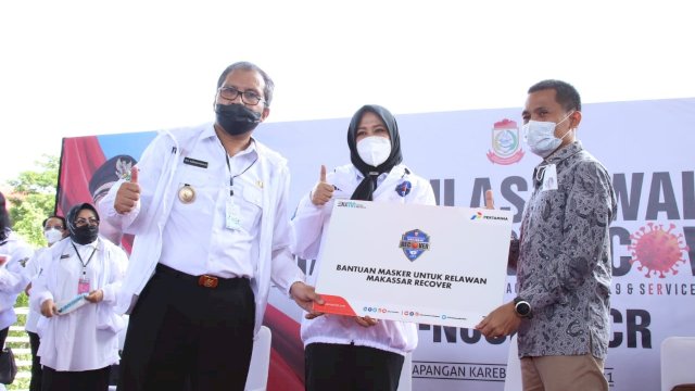 Fatma Dampingi Danny Terima Bantuan 5.000 Masker untuk Tim Relawan Makassar Recover