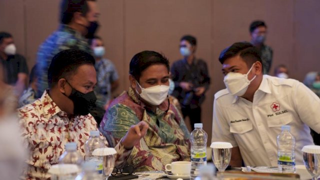 PWI Sulsel Beri Penghargaan Tokoh Peduli Pers untuk Ilham Azikin
