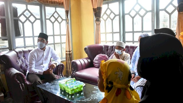 Bupati Sinjai Santuni Keluarga Nelayan yang Hilang di Laut NTT