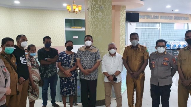 Wali Kota Tual bersama rombongannya.