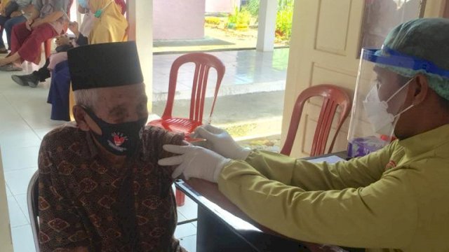 Suratemin, Lansia 85 Tahun Penerima Vaksin Tertua di Luwu Utara