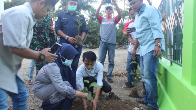 Penanaman bibit pohon produktif oleh Wabup Sinjai.