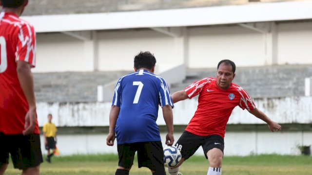 Danny Ikut Laga Sepak Bola Friendly Match Antara Tim Pemkot Lawan Legenda PSM