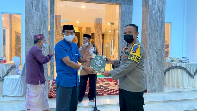 Kapolres Sinjai Berikan Bantuan Al-Qur’an Saat Hadiri Peresmian Masjid Darul Ikhsan