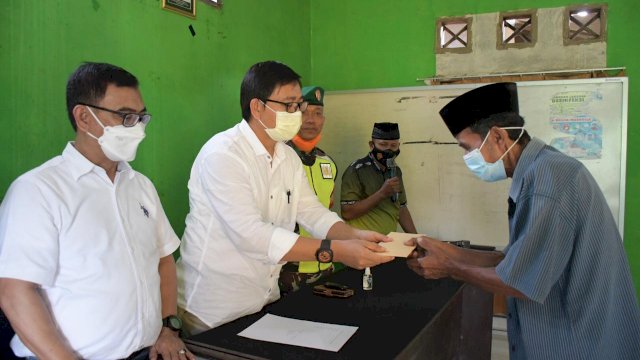 Wabup Lutra Salurkan Bantuan ke Korban Bencana Angin Puting Beliung