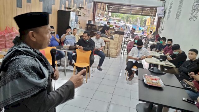 Ceramah disampaikan oleh Ustadz M Ridwan Sese kepada pengurus SMSI Sulsel, menjelang buka puasa, di sekretariat SMSI Sulsel, Jalan Pengayoman, Minggu (18/4).