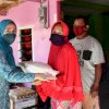 Di Hari Kartini, Ketua PKK Sinjai Berbagi Sembako ke Warga Kurang Mampu